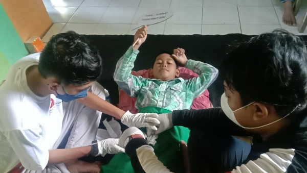 Kisah Roifan Tempuh Puluhan Kilometer Antar Sang Anak Dikhitan