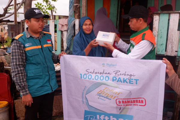 Tebar Berkah Dengan Tebar Iftar, Muslimah Wahdah Salurkan 100 Ribu Paket Iftar
