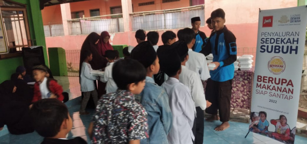 Laznas Dewan Daâ€™wah dan Jufi Tebar Paket Makanan Siap Santap di Garut