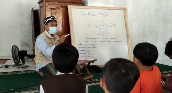 Dai BAZNAS Edukasi Pentingnya Adab di Masjid Kepada Mualaf