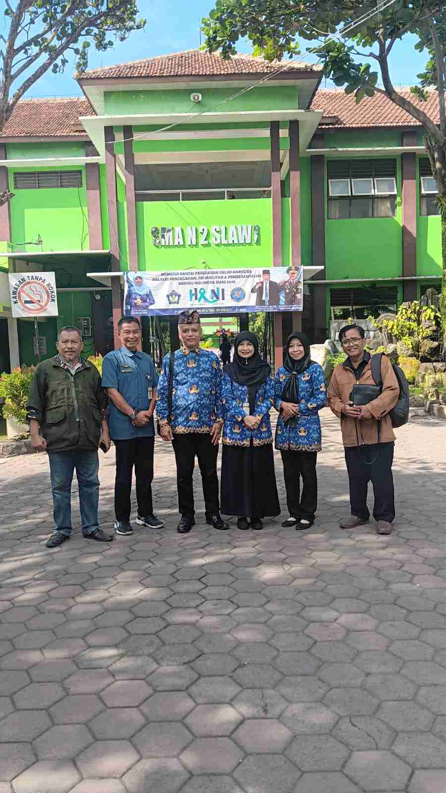 Sisipkan gambar ...