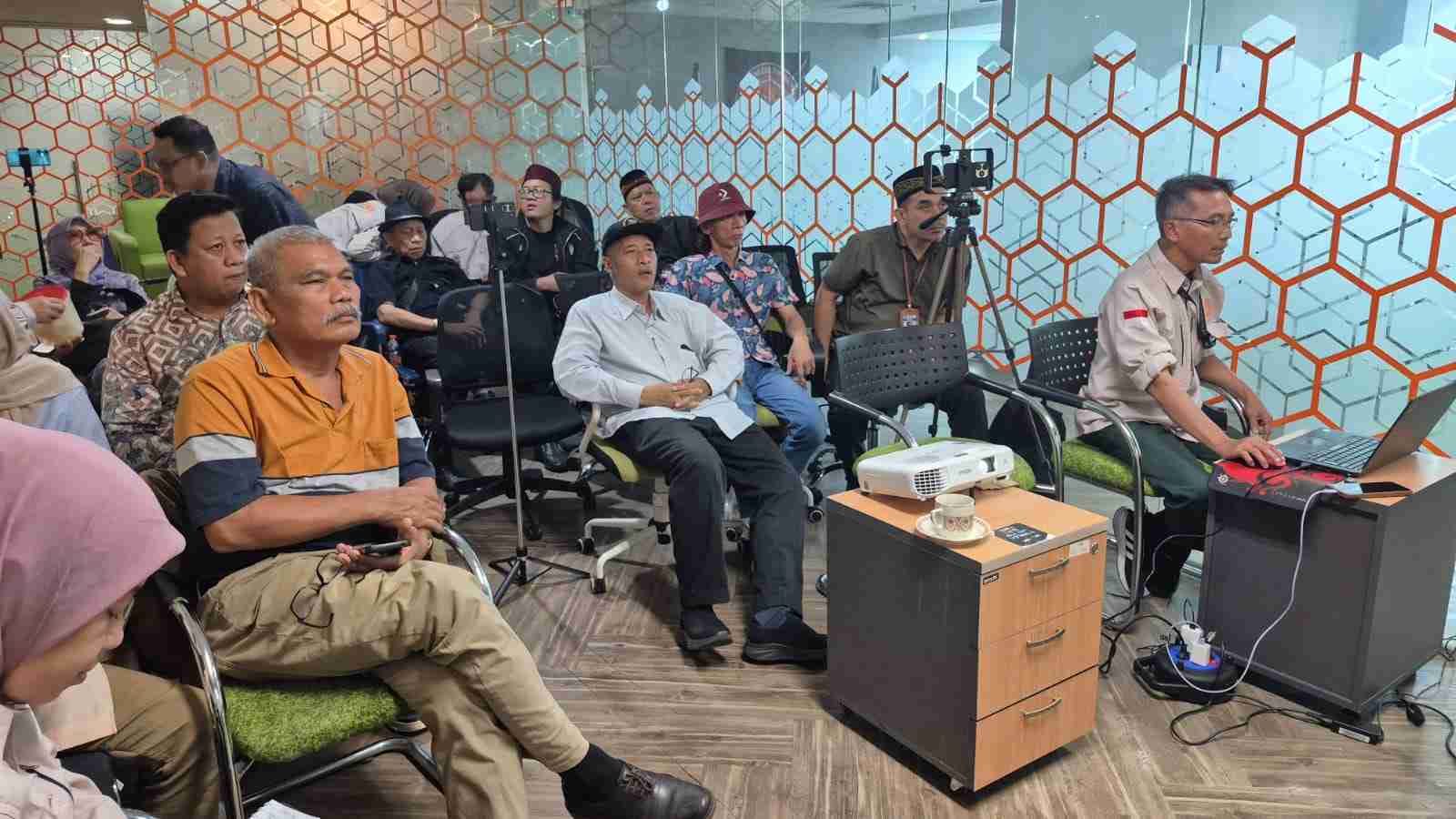 Sisipkan gambar ...