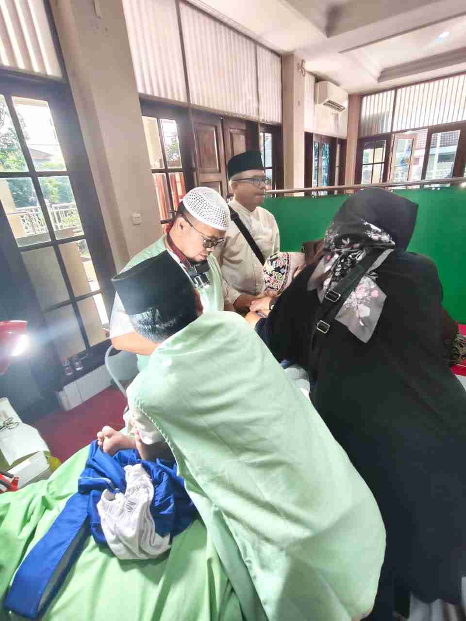 Sisipkan gambar ...