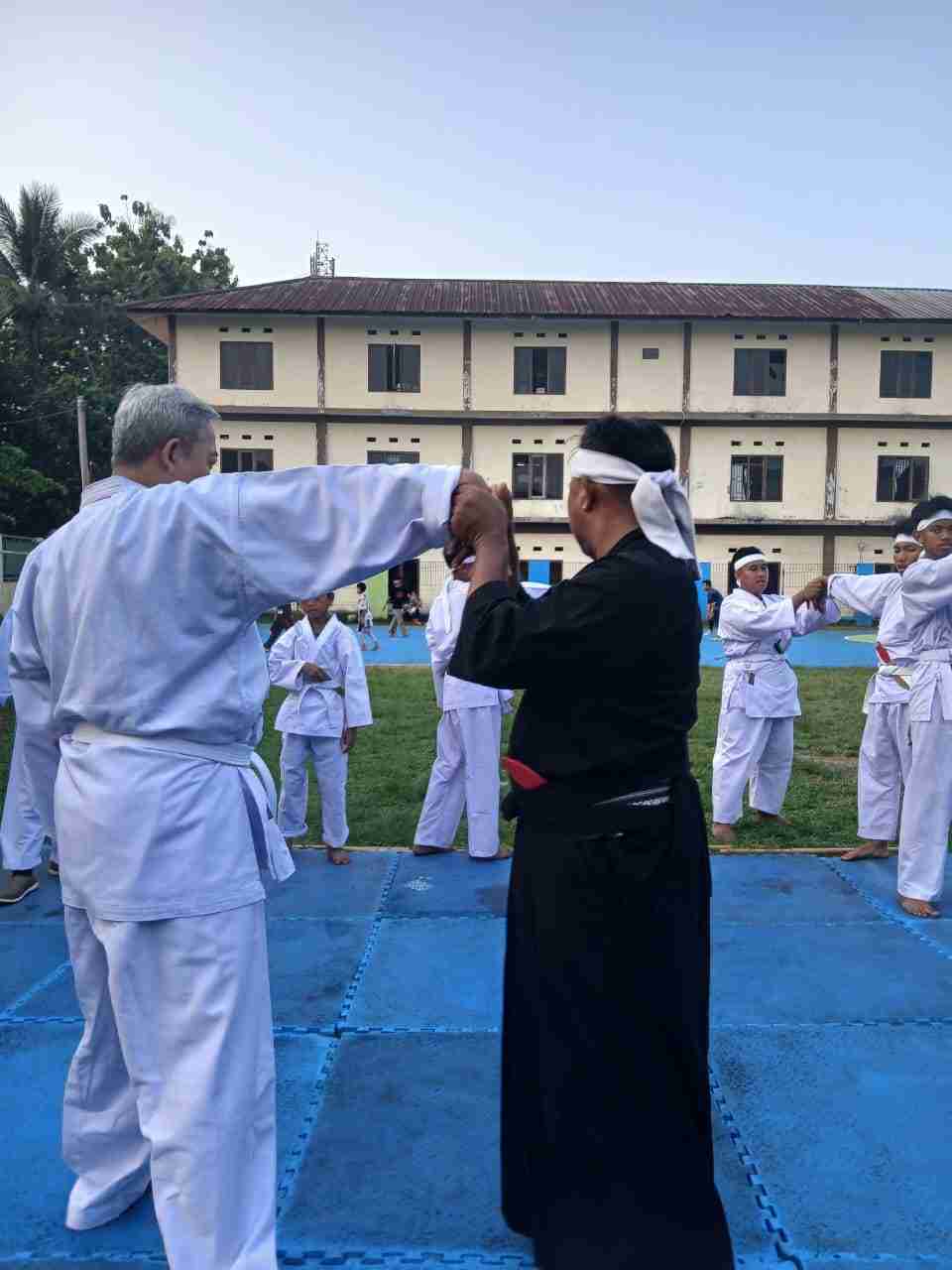 Sisipkan gambar ...