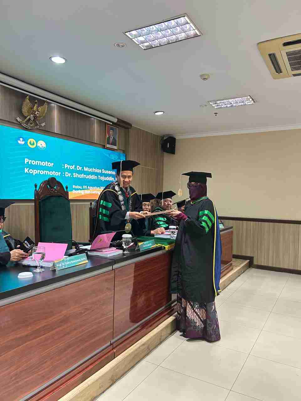 Sisipkan gambar ...
