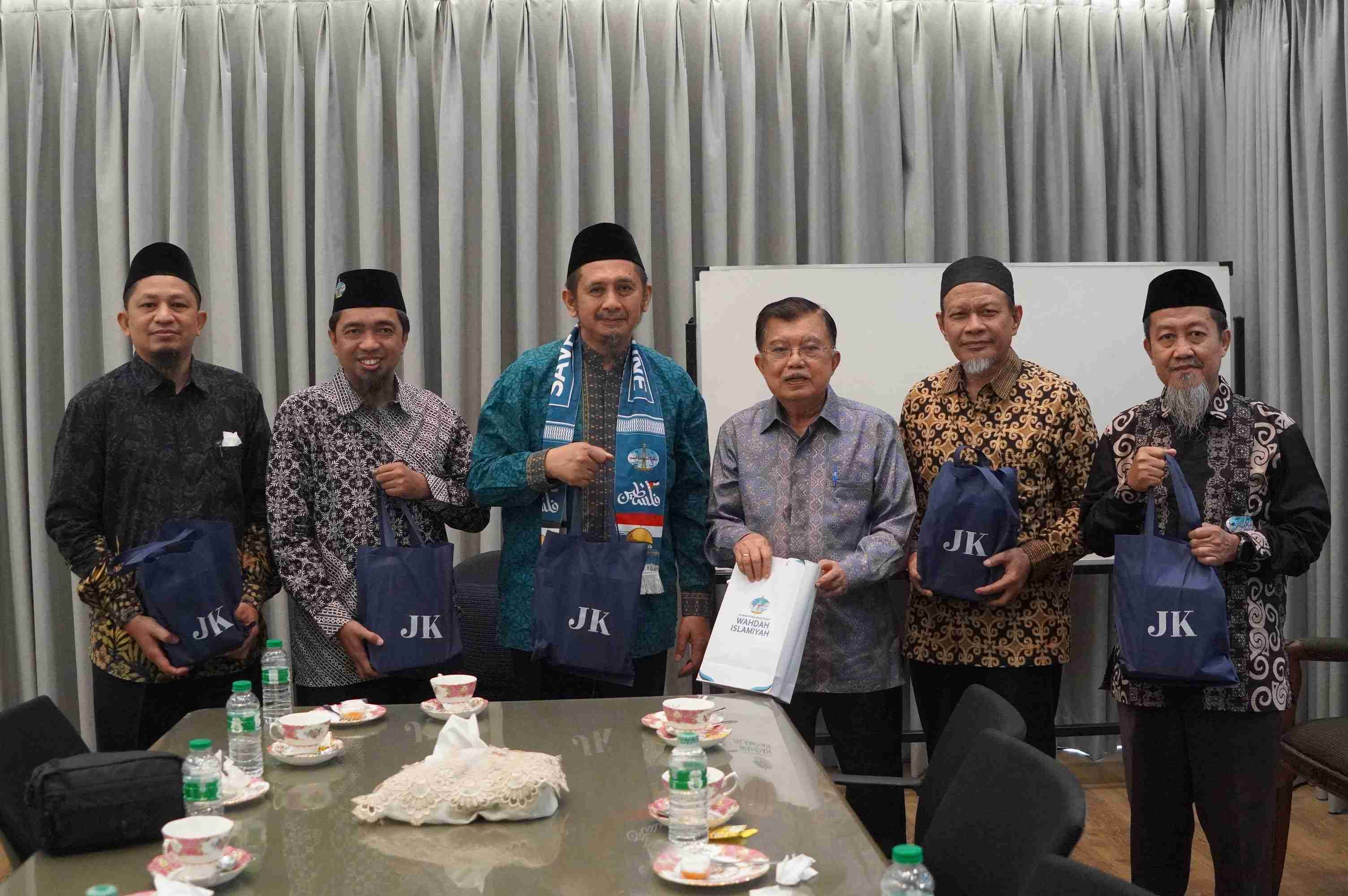Sisipkan gambar ...