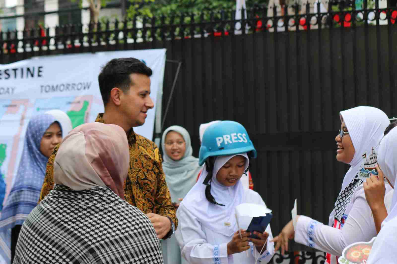 Sisipkan gambar ...