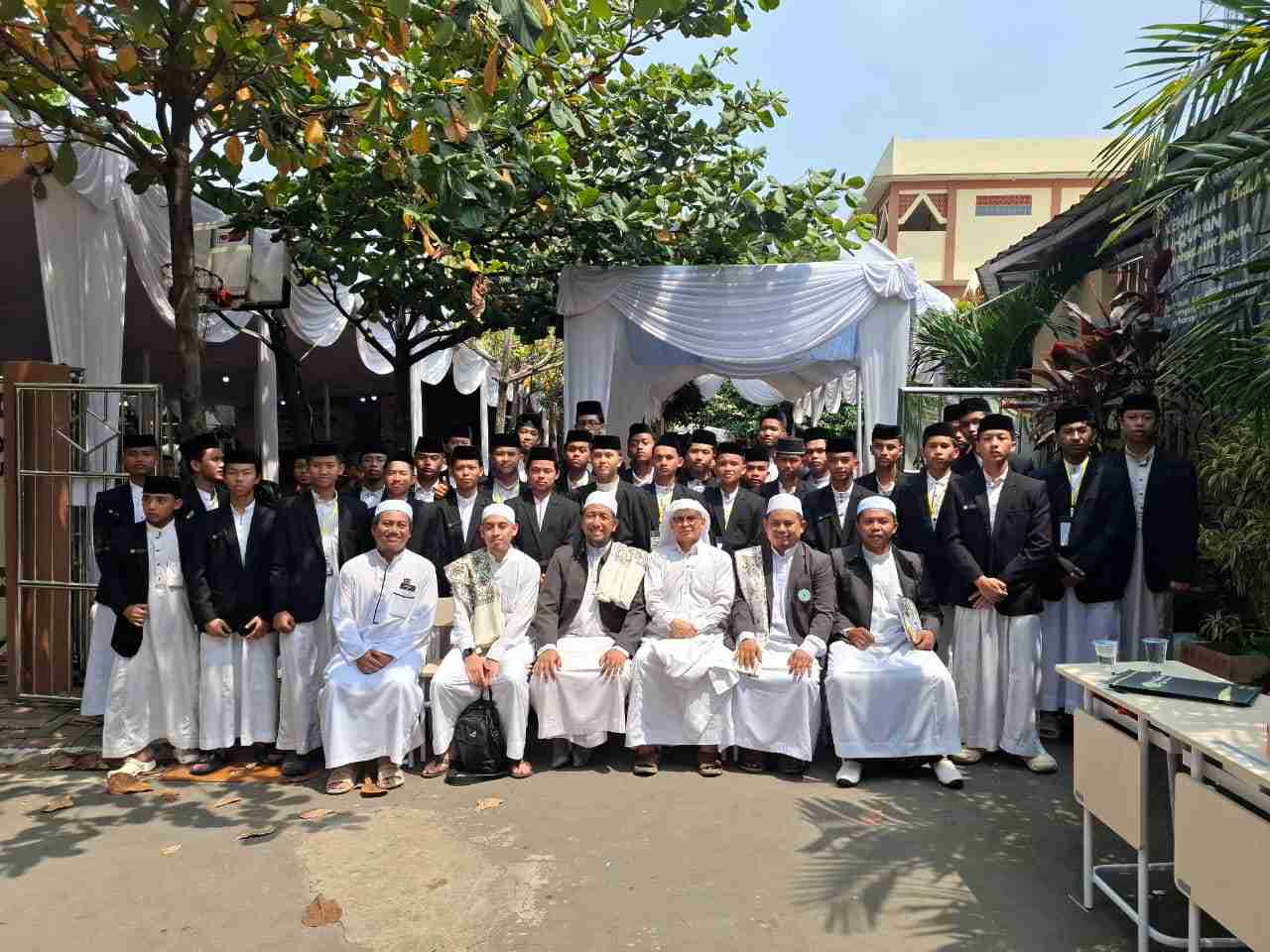 Sisipkan gambar ...
