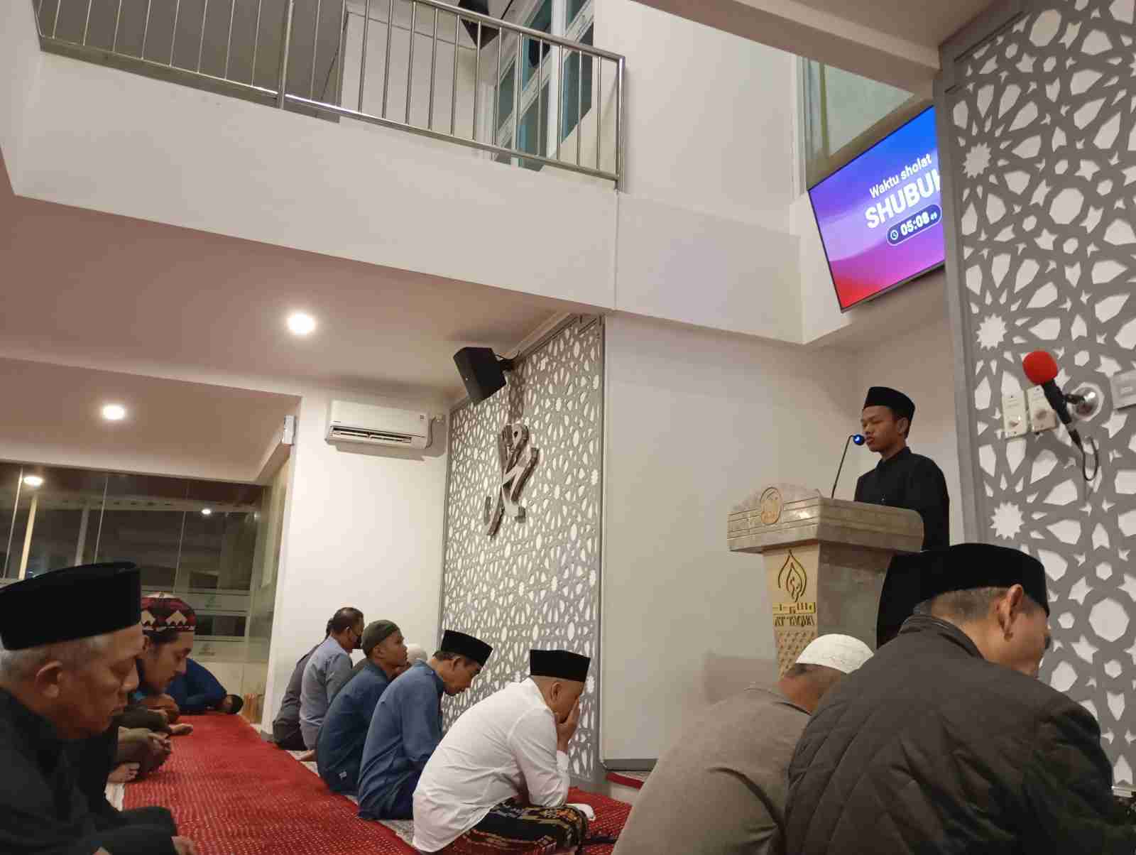 Sisipkan gambar ...