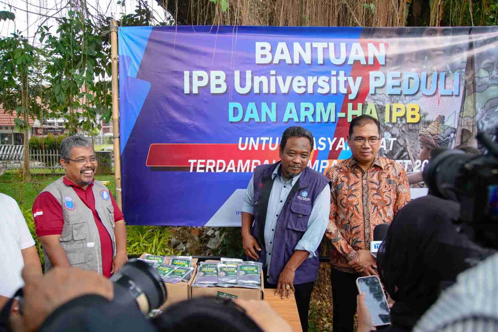 Sisipkan gambar ...