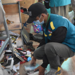 Relawan Gotong Royong Bersihkan Rumah Warga Akibat Gempa