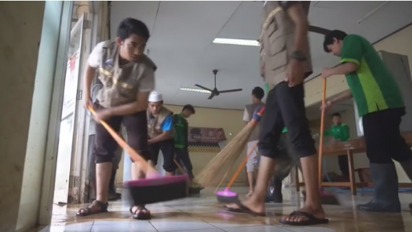 Bersinergi Sesama Relawan Bantu Warga dI Kramat Jati Jakarta Timur