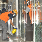 CEGAH SEMAKIN MELUASNYA CORONA, RELAWAN BERSIHKAN SARANA UMUM DAN MASJID