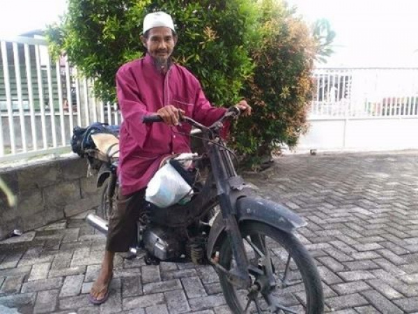 Kisah Sang Bapak Naik Motor Butut Blitar-Surabaya Demi Temui Anaknya yang Lulus Seleksi Mahad