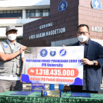 ALUMNI IPB SERAHKAN DONASI 1,3 MILYAR RUPIAH  UNTUK PENGADAAN TABUNG OKSIGEN BAGI IPB UNIVERSITY