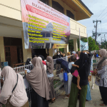 (Gambar) Suasana Kesibukan para Ibu  Pada Kegiatan Bazar Murah