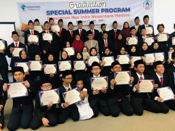 Pesantren Nur Inka Nusantara Madani dan Komunitas â€œVirtualâ€ Generasi Baru