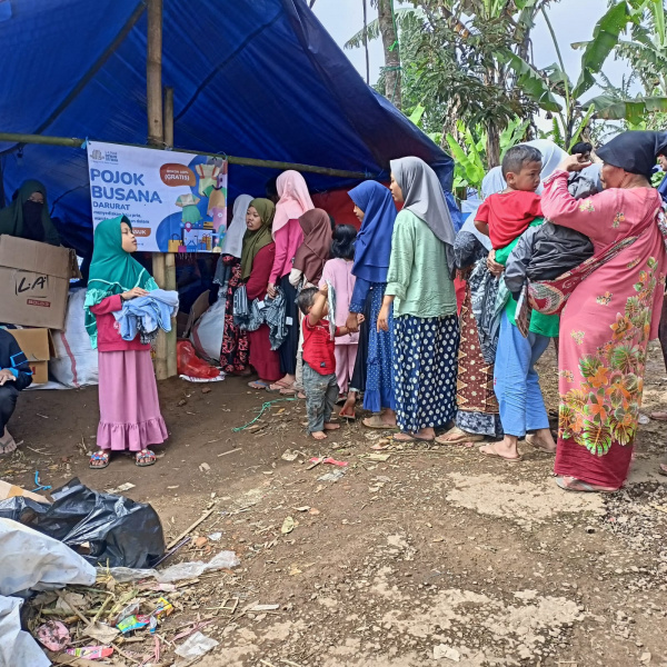 Pengungsi Padati Pojok Busana Laznas Dewan Daâ€™wah