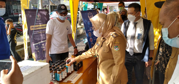Ibu Bupati Mamuju Kunjungi Gerai Pasar Ramadhan Sobis Pammase