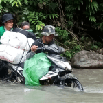 Terharu, Kesolidan Relawan Sebrangi Sungai Bawa Bantuan Ke Puncak Ulumanda