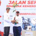 Jalan Sehat Kemerdekaan: DPP Wahdah Islamiyah Bagikan Bibit Pohon