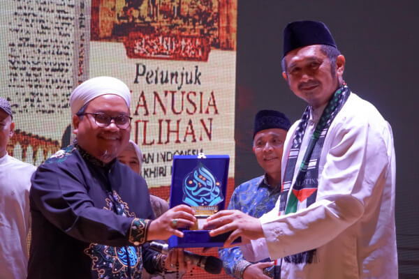 Ust Zaitun : Buku Petunjuk Manusia Pilihan Relevan untuk Indonesia Kini dan Masa Depan
