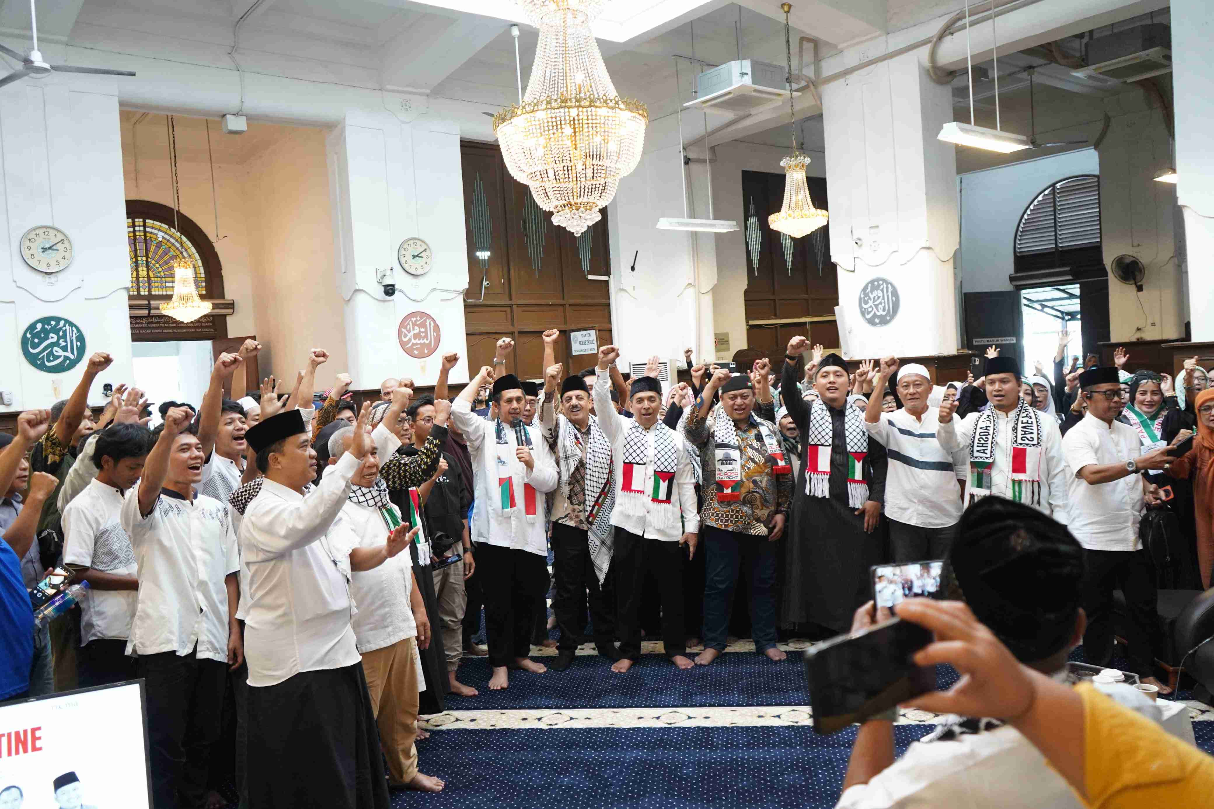 Sisipkan gambar ...