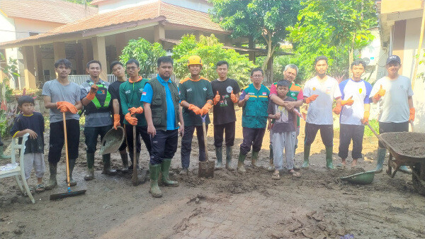 Banjir Robohkan Fasilitas Pesantren, Tim Wahdah Peduli Jakarta Hadir untuk Pemulihan