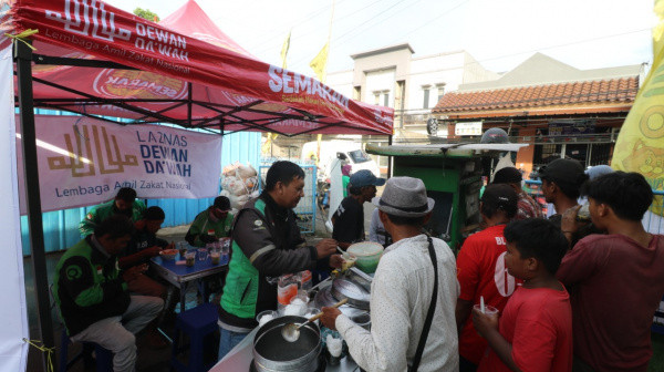 Borong Mie Ayam dan Es Cincau Bantu Pemulung hingga Driver Ojol