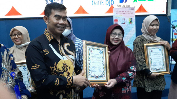 Rektor UIKA Bogor Dinobatkan Sebagai Tokoh Penggerak Literasi Tingkat Nasional