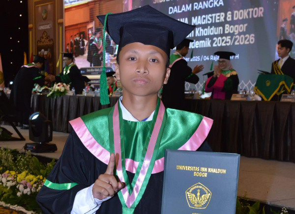 Lulus S1 Pendidikan Bahasa Inggris UIKA Bogor, Azis Kini Mengajar di Almamaternya