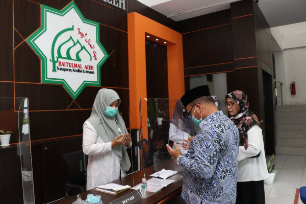 Kepala BKKBN Aceh Antar Zakat Pegawai ke Baitul Mal Aceh