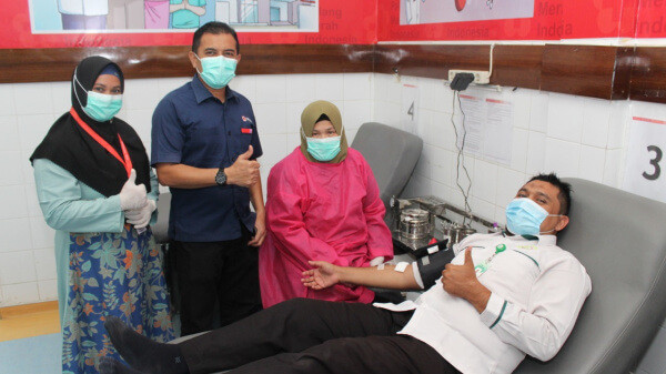 Donor Darah Hingga 50 Kali, Amil Baitul Mal Aceh Terima Penghargaan dari PMI