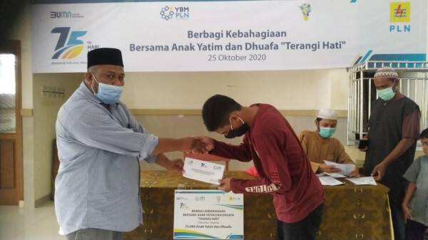 Dewan Dakwah Aceh dan YBM PLN Salurkan Bantuan untuk Anak Yatim