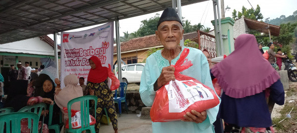 Jufi Salurkan Paket 145  Pangan Ramadhan di Kemiling Bandar Lampung