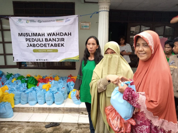 Korban Banjir di Kramat Jati Mendapat Bantuan Dari Muslimah Wahdah Jakarta-Depok