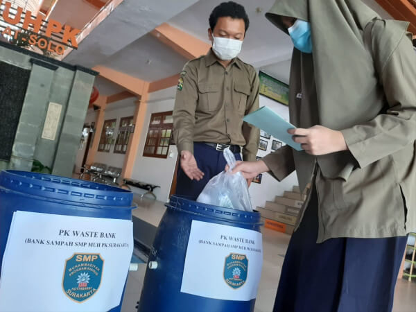SMP Muhammadiyah PK Ajak Siswa Pilah Sampah dari Rumah
