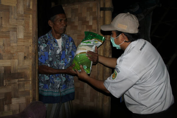 BAZNAS Distribusikan Paket Sembako untuk Masyarakat Usia Rentan