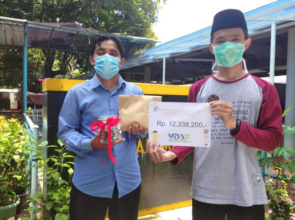 Siswa Sekolah Lebah Madu Salurkan Donasi Yatim Melalui LAZNAS YDSF Jakarta