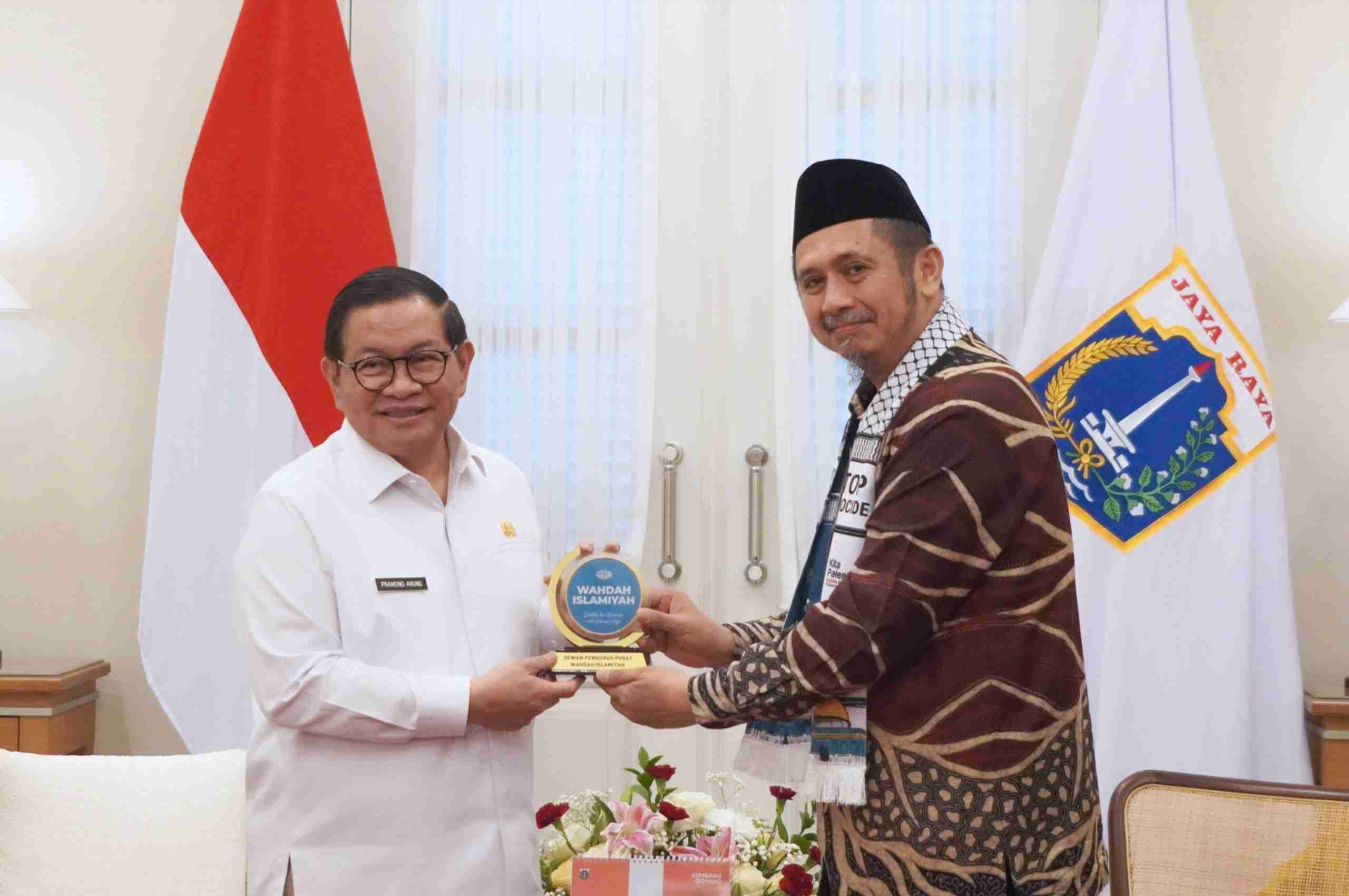 Sisipkan gambar ...