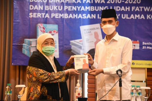 Buku Catatan Karier KH Asrorun Niâ€™am Sholeh di Komisi Fatwa Diluncurkan