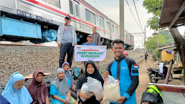 Bantuan Sembako Ramadhan Sentuh Warga Dhuafa di Sekitar Bantaran Rel Kereta