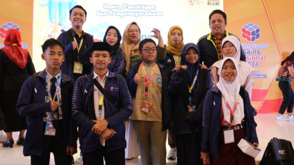 Dua Siswa Wahdah Sulbar Raih Honorable Mention di Olimpiade Sains Nasional