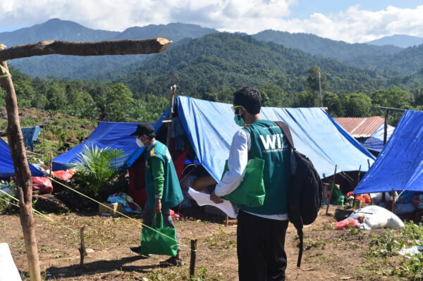 Relawan Medis WIZ Periksa Kesehatan Warga di Tenda Pengungsian