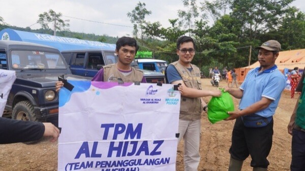 Empat Jam TPM Al Hijaz Butuhkan Waktu Bawa Bantuan ke  Desa Tertimpa Longsor.