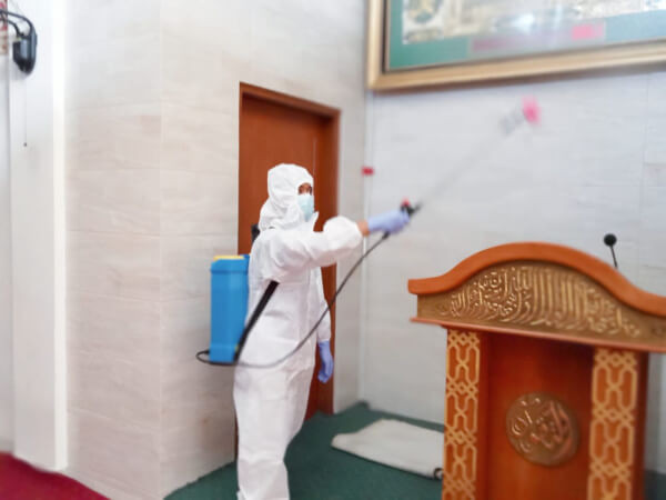 Cegah Covid-19 Cluster Masjid, Siswa Sekolah Cendekia BAZNAS Gelar Giat Penyemprotan Disinfektan