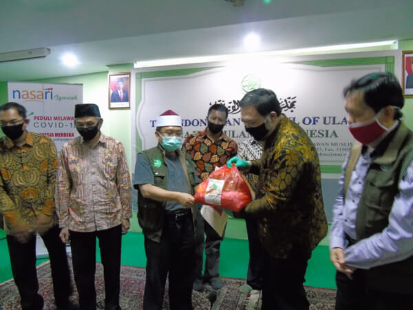 Nasari Group Serahkan Bantuan 5 Ton Beras dan 5 Ton Minyak Serta 5.000 Masker Melalui MUI