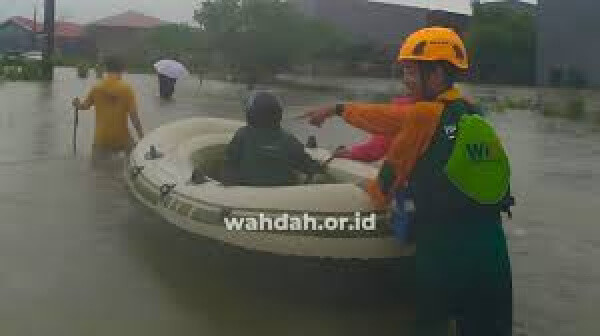 Wahdah Peduli dan WIZ Sediakan Food Truck untuk Layanan Pengungsi Banjir Makassar