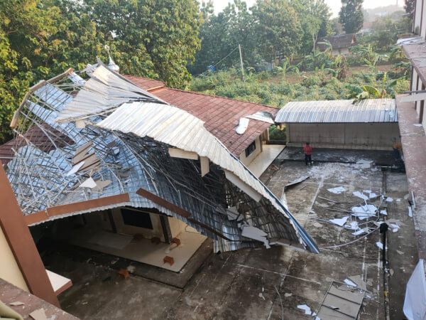 Atap Gedung Asrama Santri Tahfidz Wahdah Islamiyah Cibinong Bogor Diterjang Angin Kencang