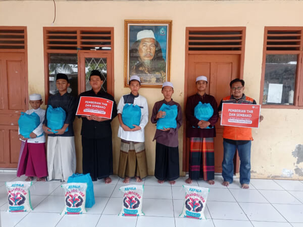 Bersama Donatur, Rumah Zakat Salurkan THR dan Sembako di Ponpes Sunan Drajat